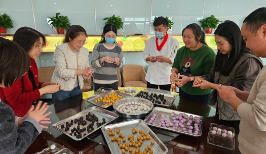 滾湯圓、猜燈謎、制花燈~(yú)~元宵節(jié)就要這樣過(guò)